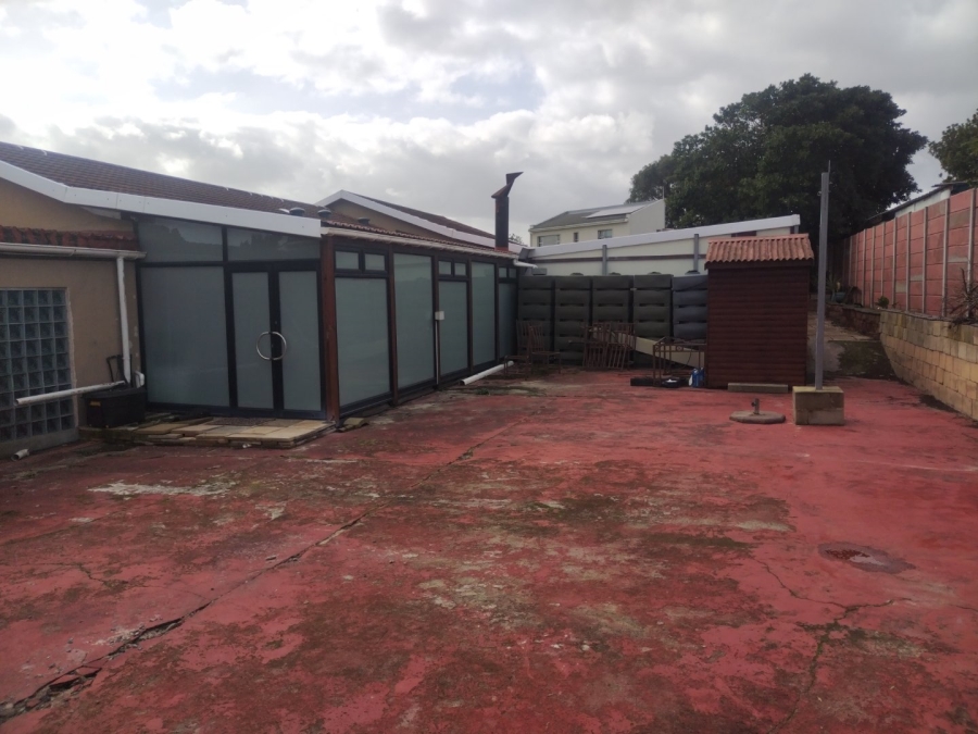 7 Bedroom Property for Sale in Brackenfell Central Western Cape
